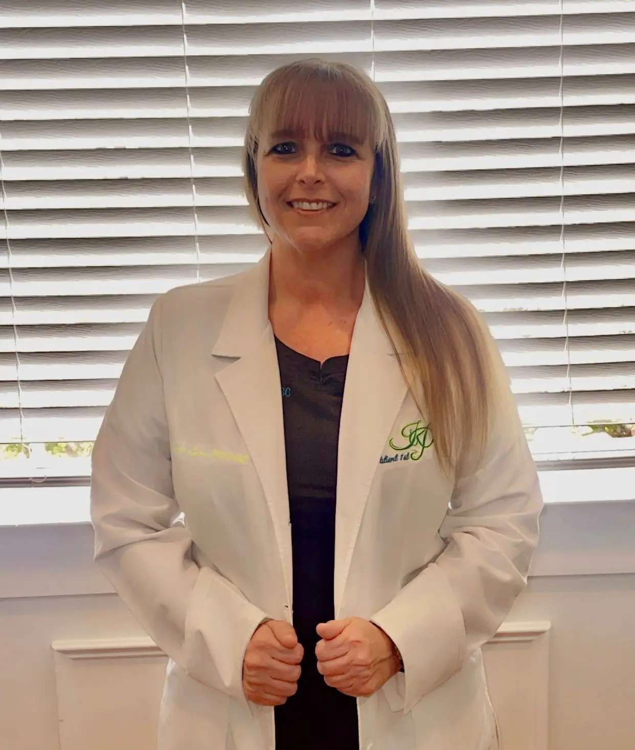CjYKMlNuYXBjaGF0LzEzLjM3LjAuNDYgKGlQaG9uZTEzLDQ7IGlPUyAxOC40LjE7IGd6aXApIAE= A woman in white lab coat standing next to window.